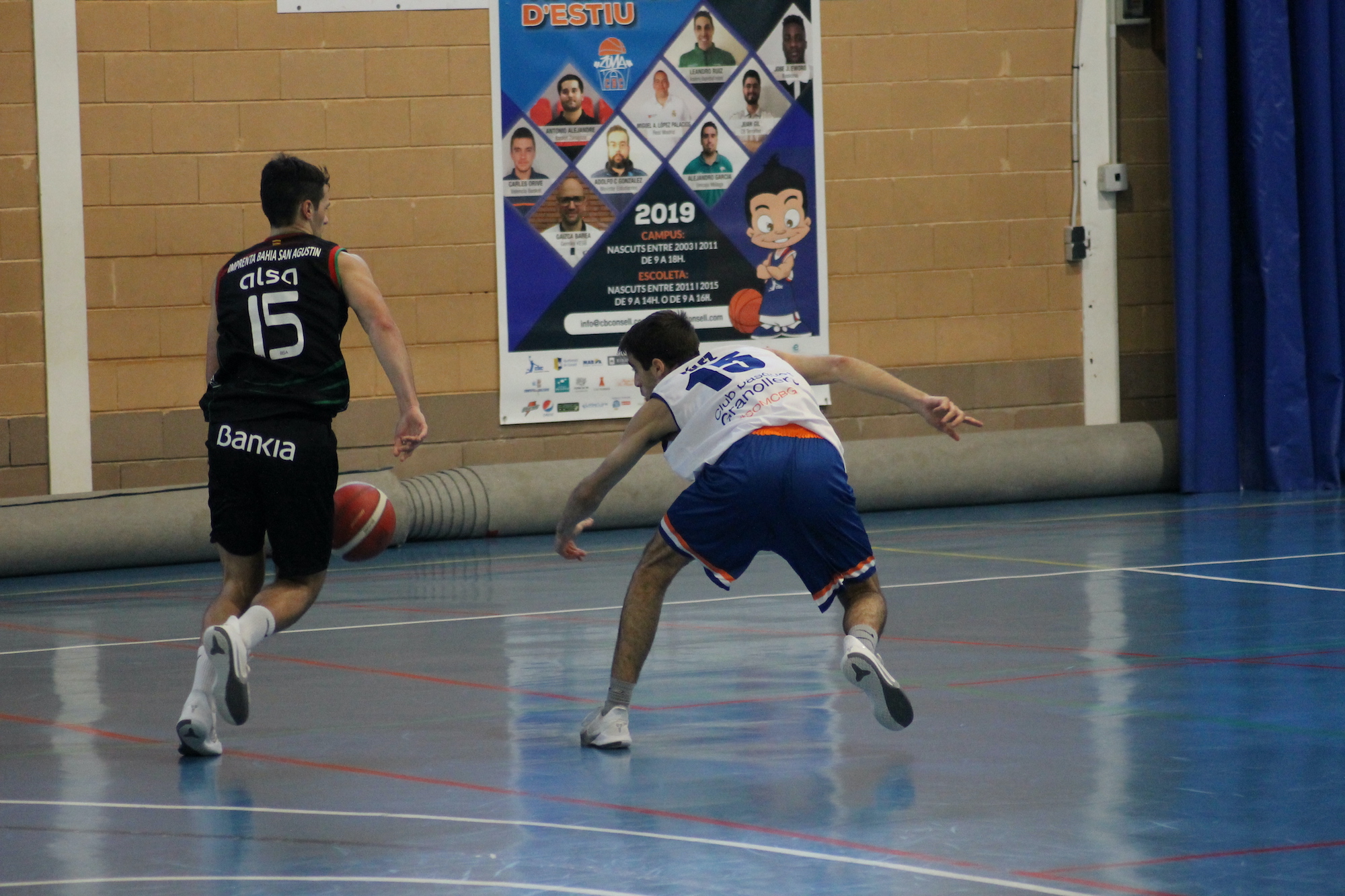 Joan Feliu llevando la pelota