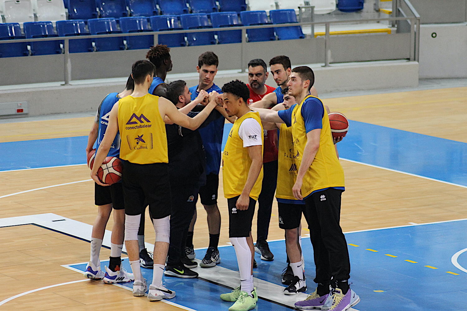 Parte de la plantilla del Palmer Palma al acabar el entrenamiento