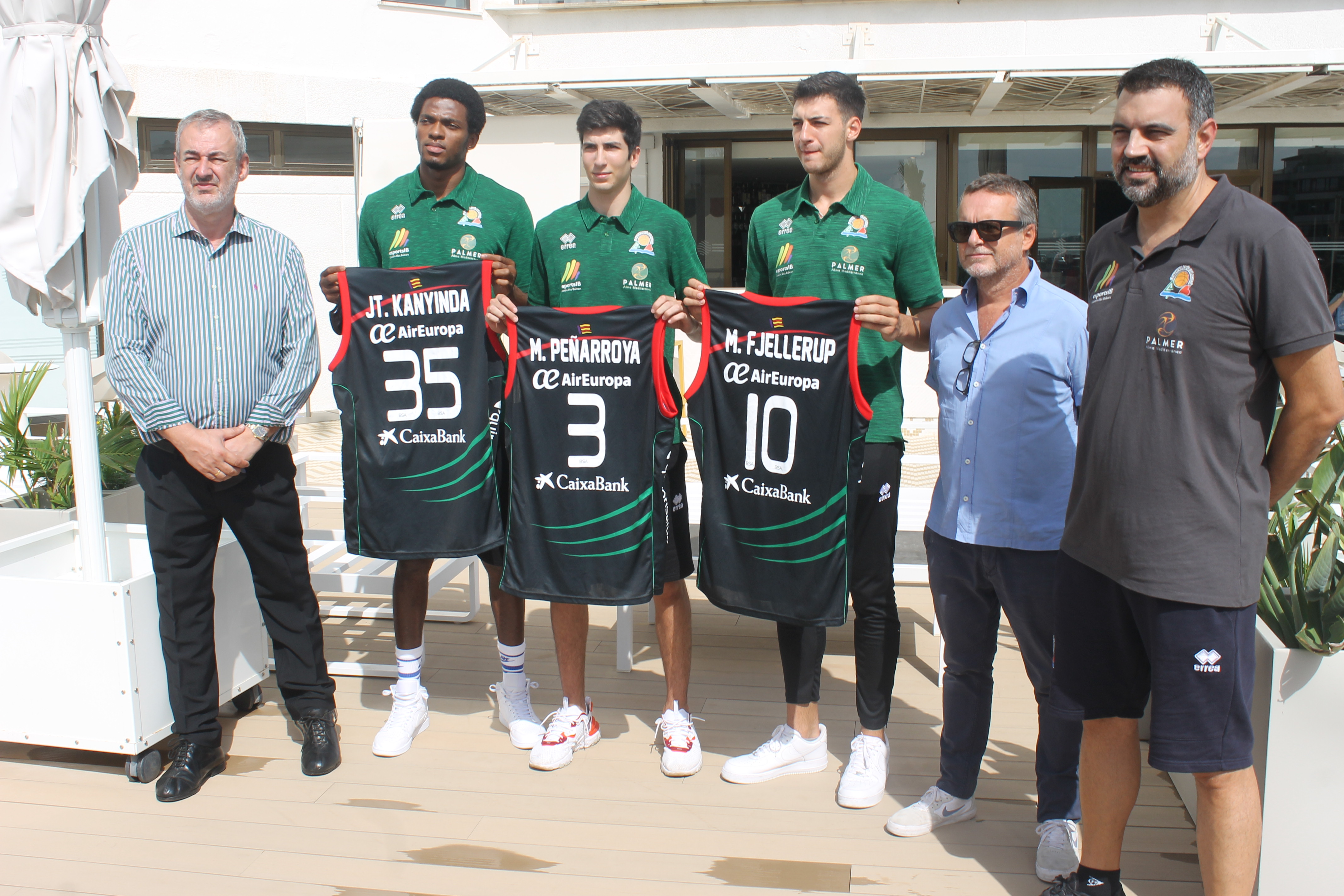 Los jugadores posando en el exterior del Alua Soul Palma