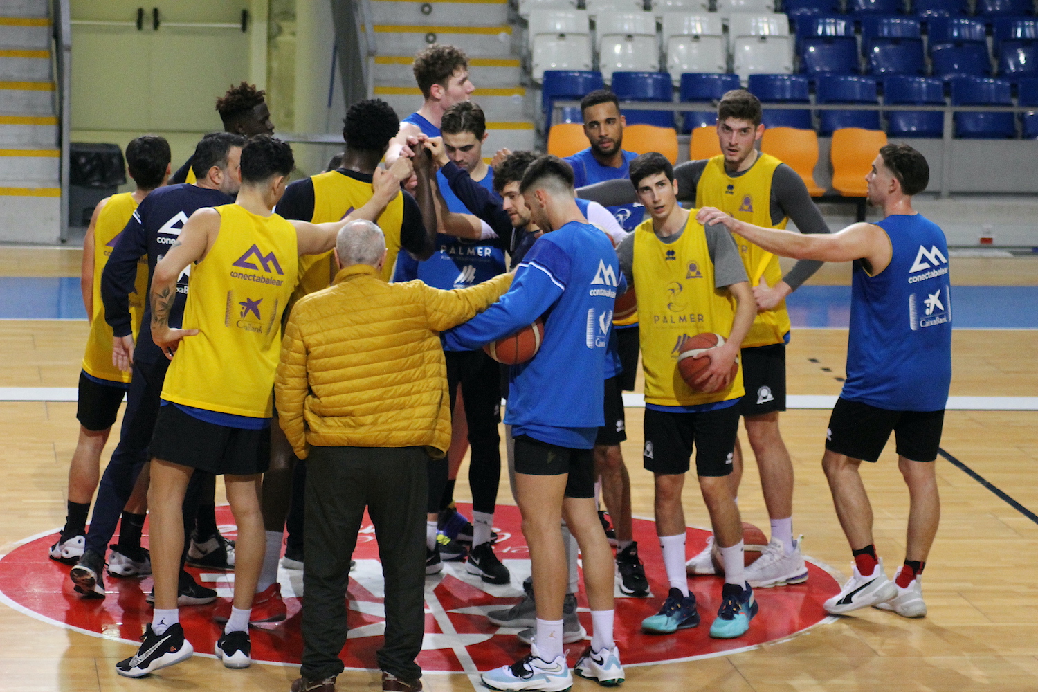 La plantilla del Palmer Alma Mediterrnea Palma hace pia tras el entrenamiento de hoy