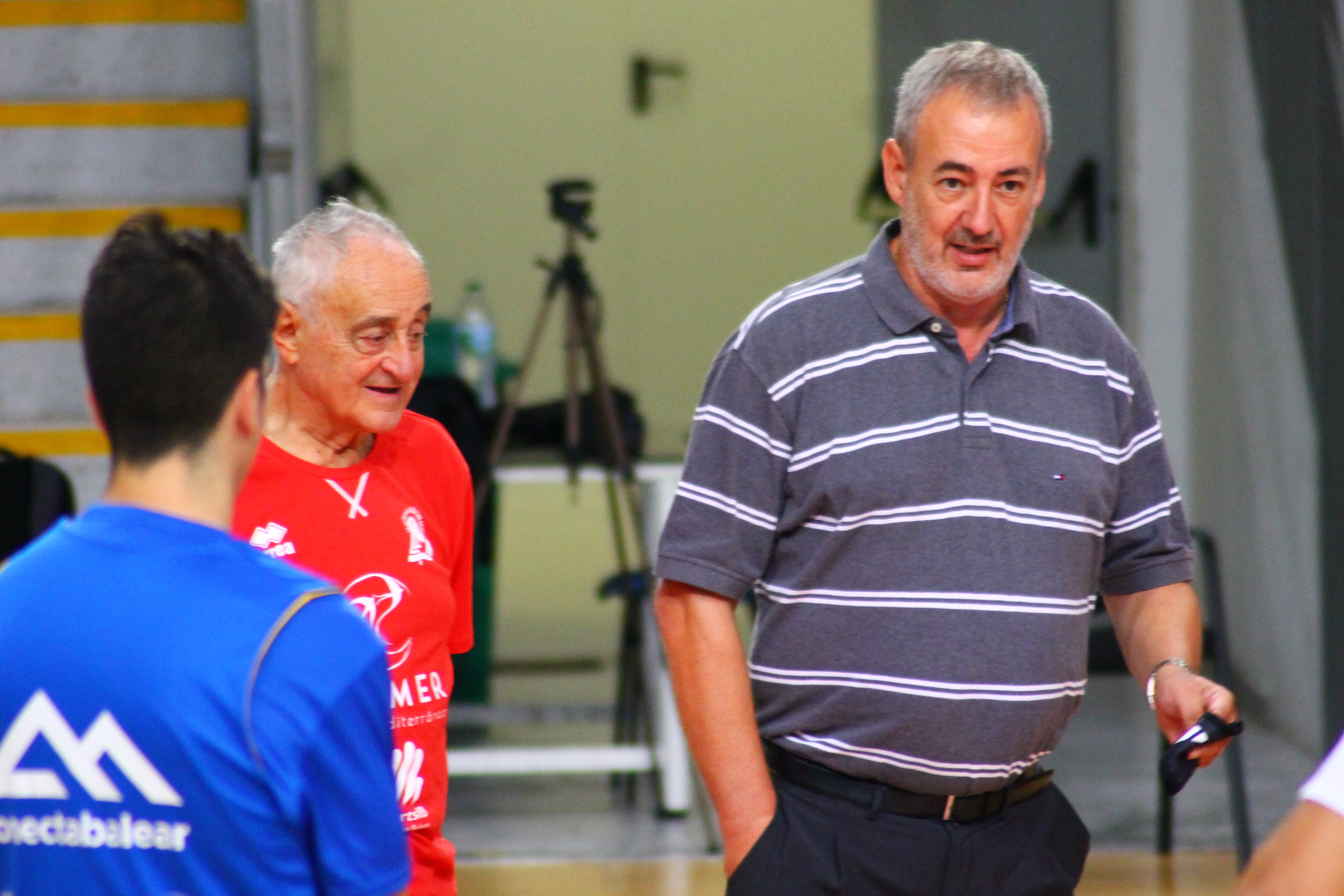 Guillem Boscana habla con el equipo antes del comienzo del entrenamiento