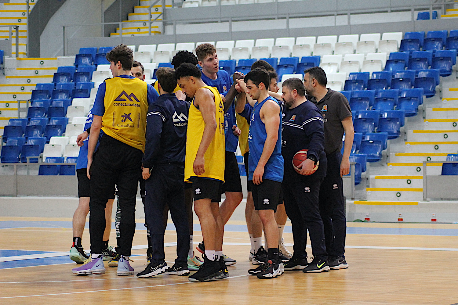 La plantilla del Palmer Alma Mediterrnea Palma al acabar el entrenamiento