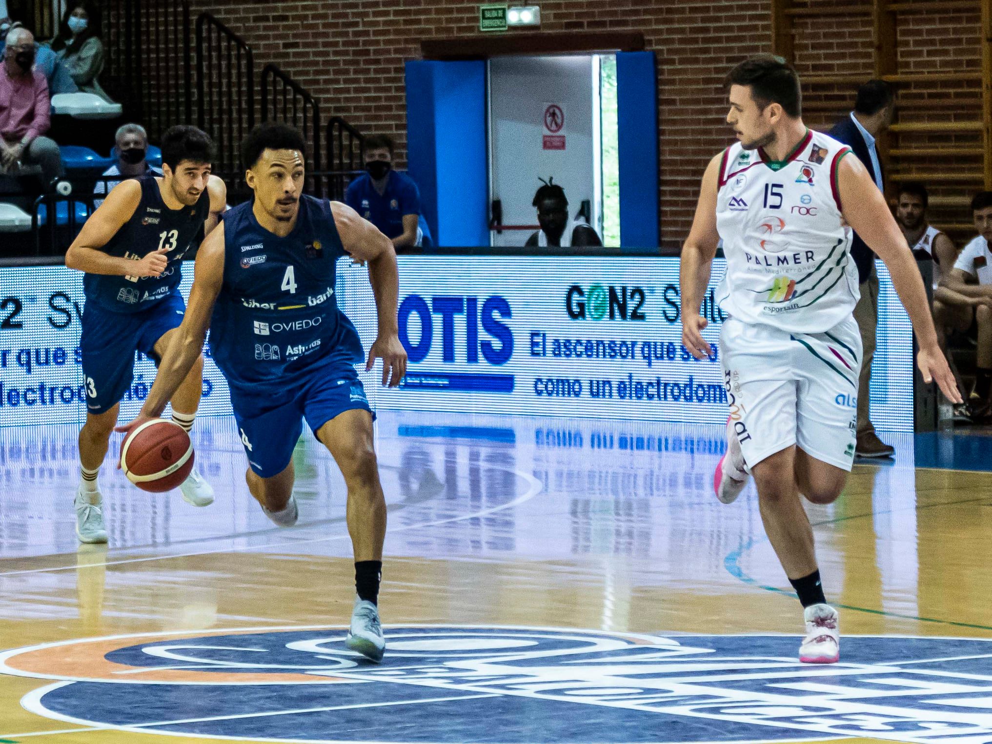 Elijah Brown y Alejandro Rivas durante el Oviedo Palma de la temporada pasada