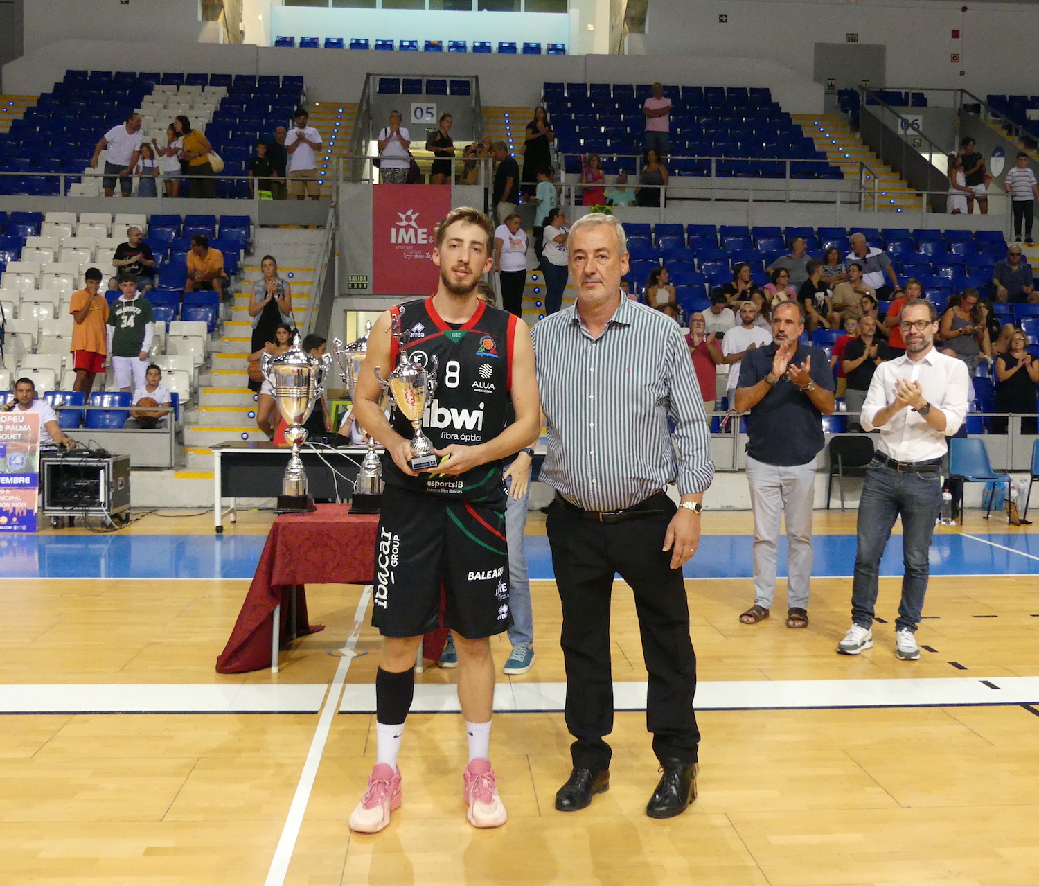 David Font recoge el trofeo de MVP