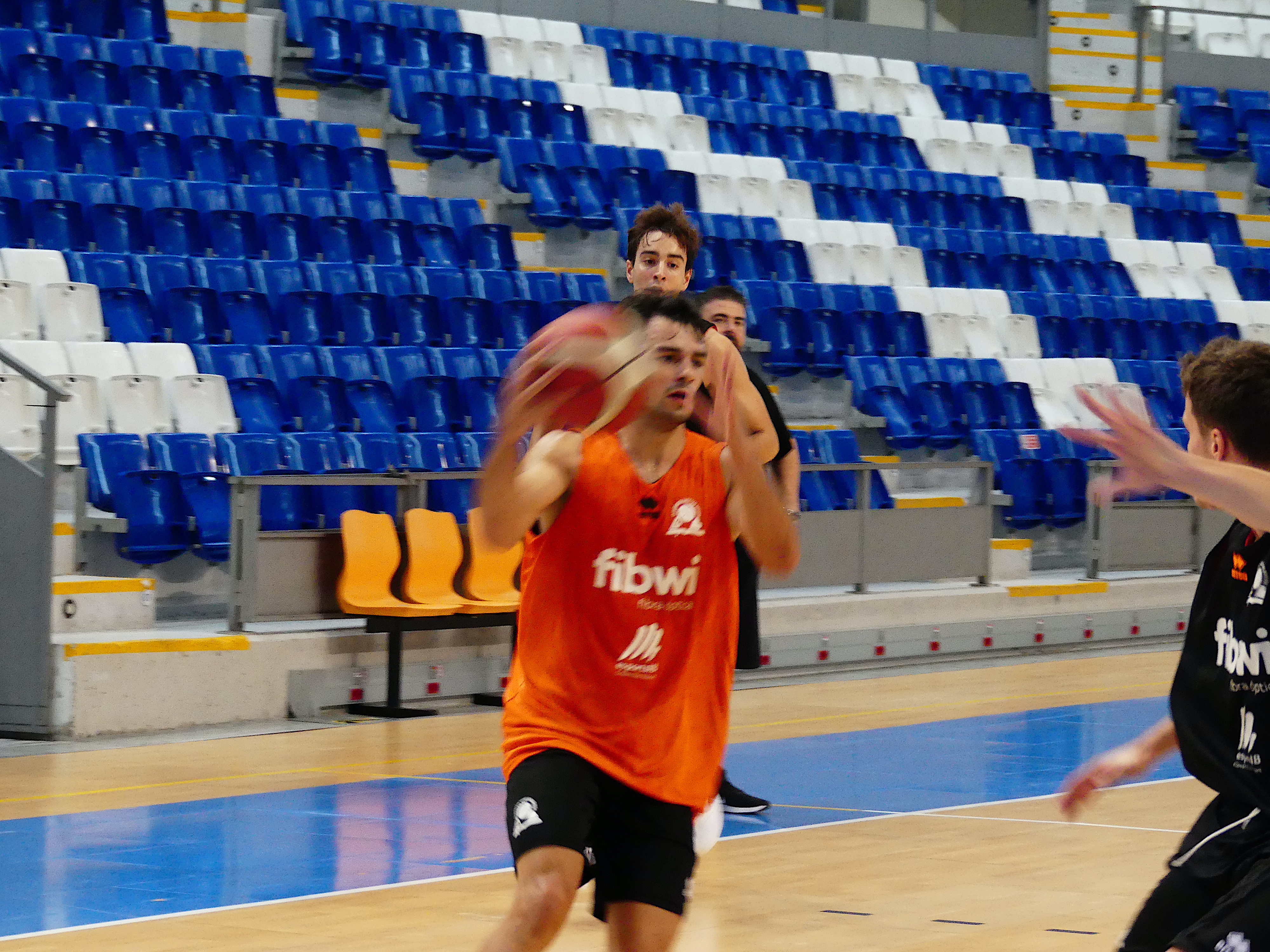 Joan Feliu entrando a canasta