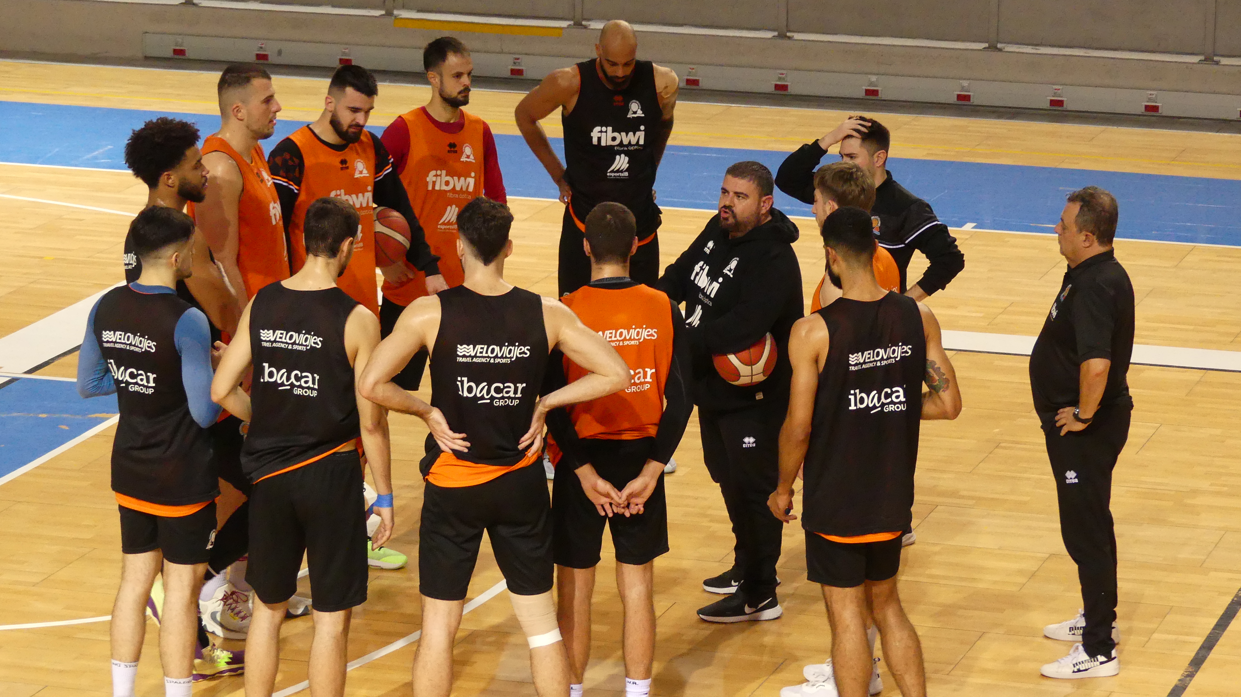 Los jugadores del Fibwi Palma escuchando instrucciones de Pau Toms