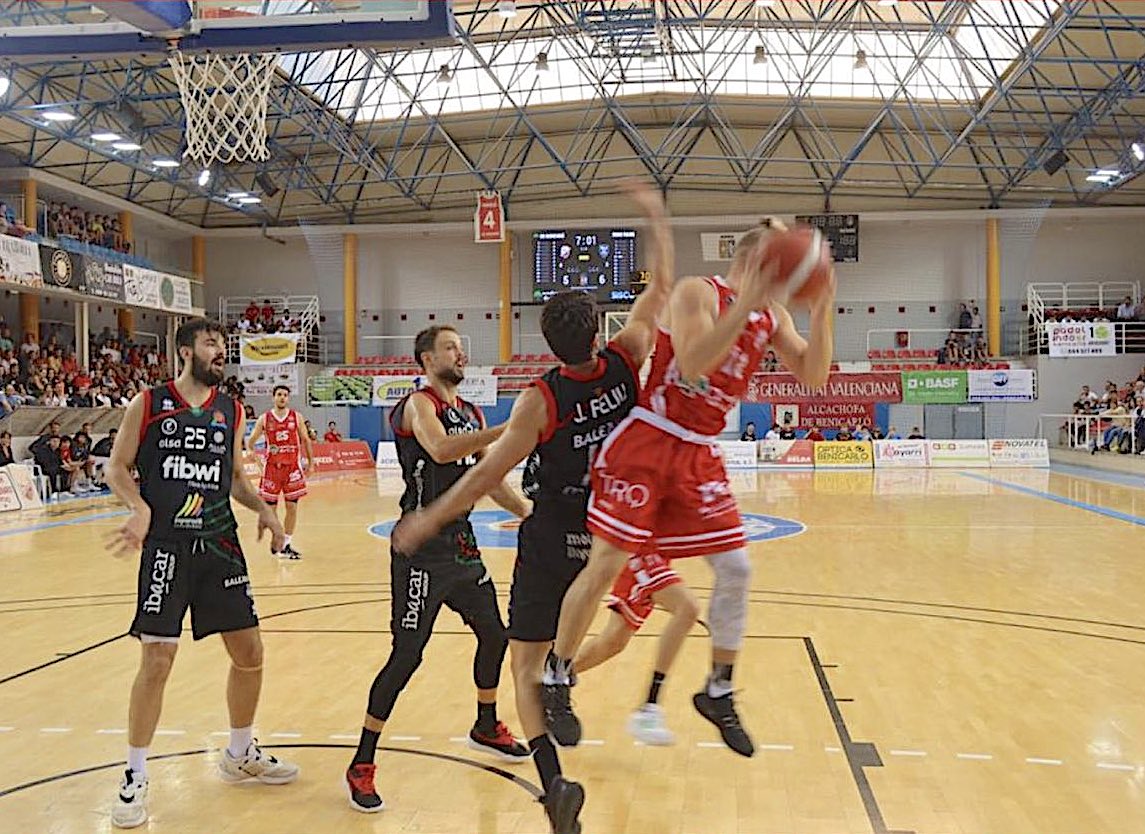 Los jugadores del Fibwi Palma pelean por un rebote 