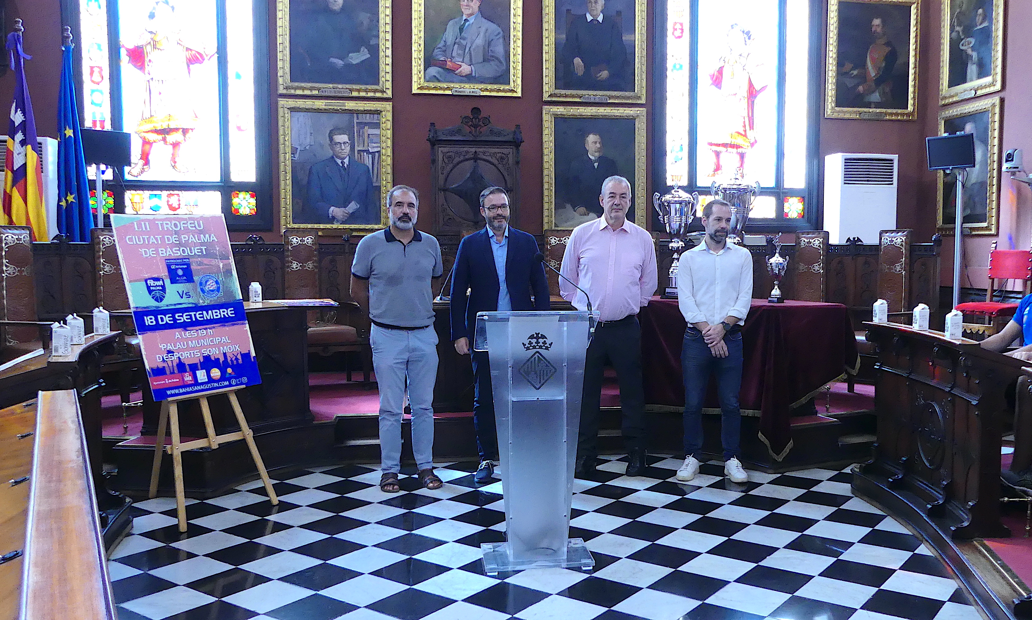 Pedro Terrassa Jose Hila Guillermo Boscana y Francisco Ducrs posando antes de la rueda de prensa
