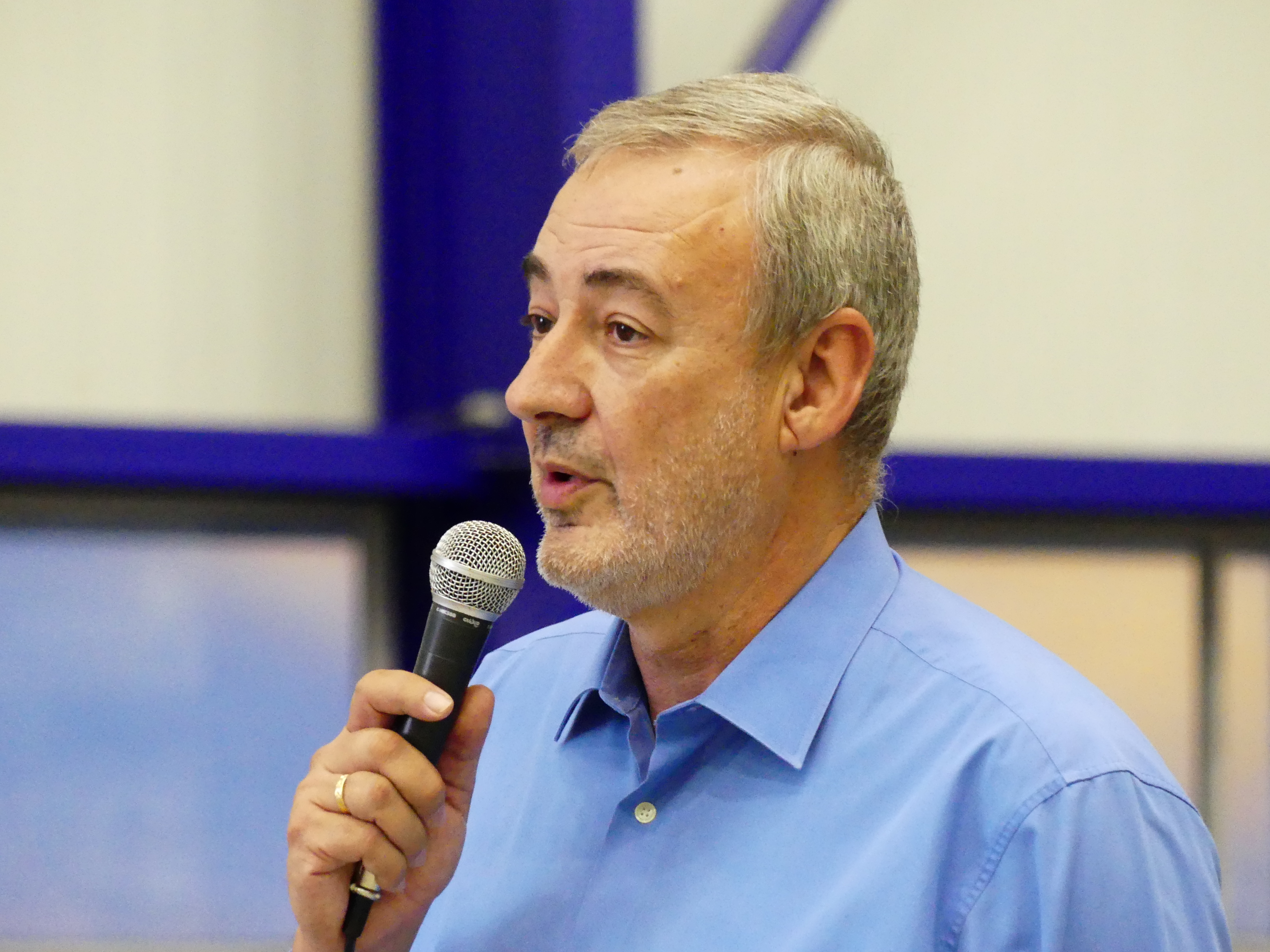 Guillem Boscana dirigindose a los medios