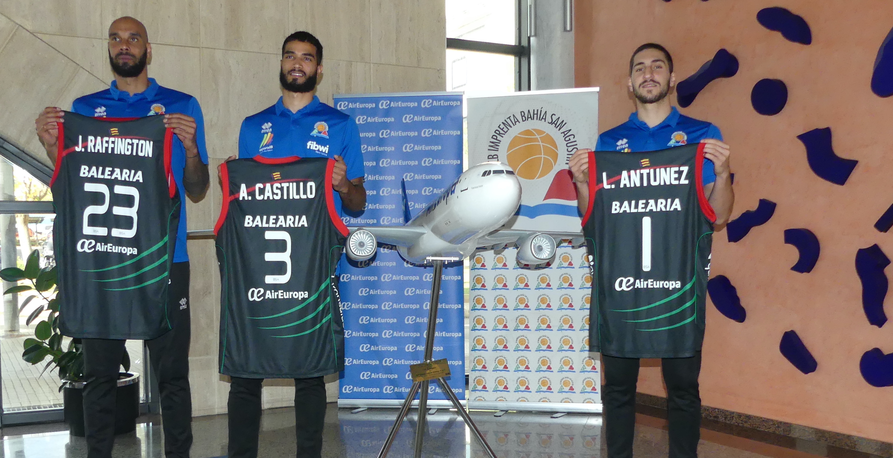 Raffington Anyeuri y Lucas Antnez tras la presentacin