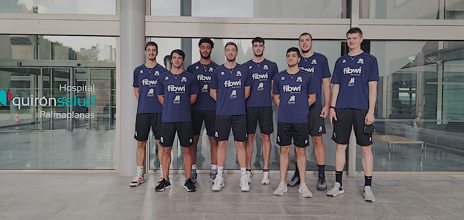 Los jugadores del Fibwi Palma antes de la revisin medica