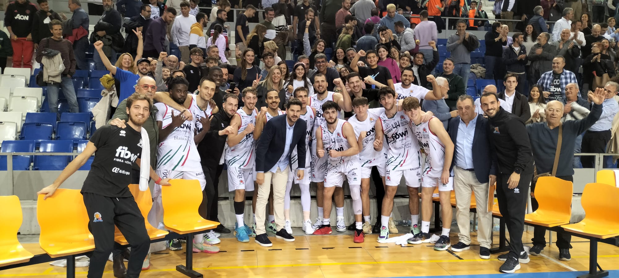 FOTO DE FAMILIA DEL EQUIPO CON LA AFICION