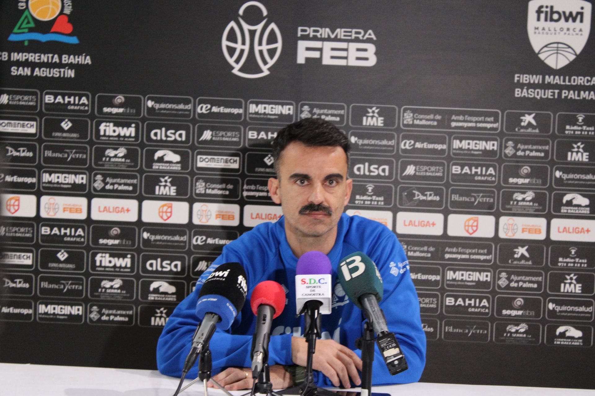 Rubn Escalas en rueda de prensa