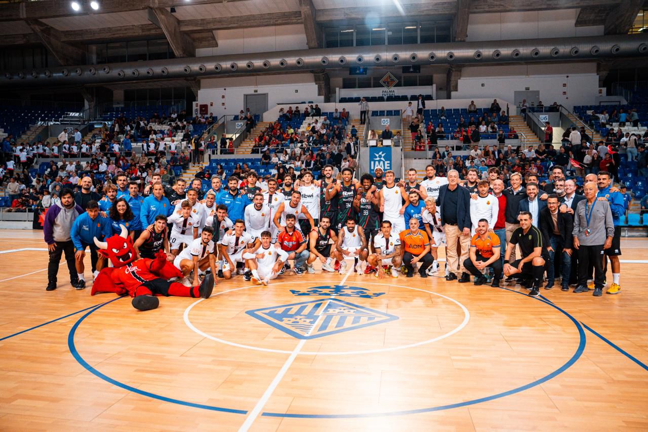 Fibwi Mallorca y Real Mallorca posando tras el partido